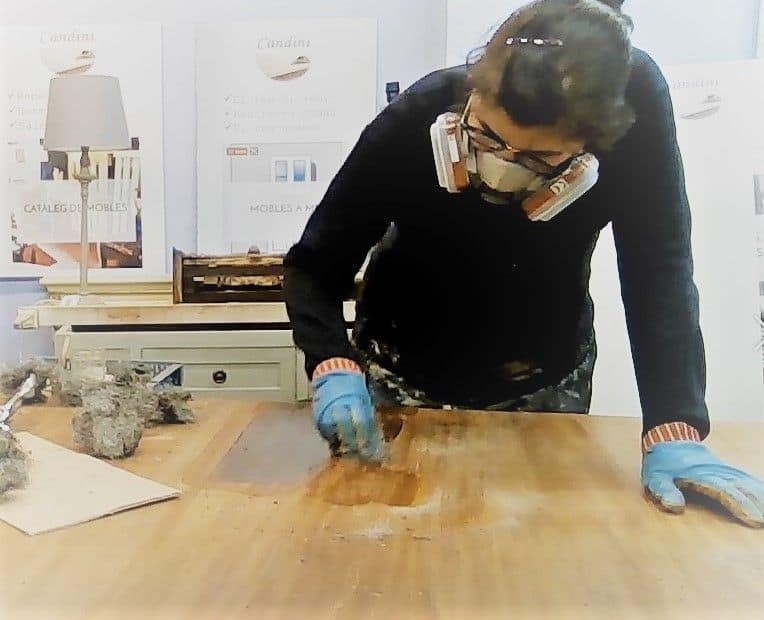 En Candini decapando una mesa de comedor