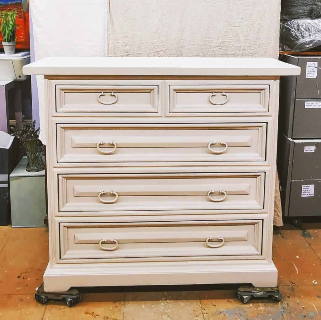 Cómoda rústica redecorada en blanco roto acabada con una suave pátina cera oscura Cómoda rústica redecorada en blanco roto acabada con una suave pátina cera oscura